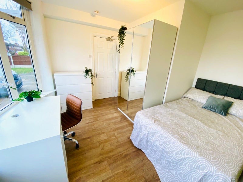 Room Parrs Wood Road in Manchester