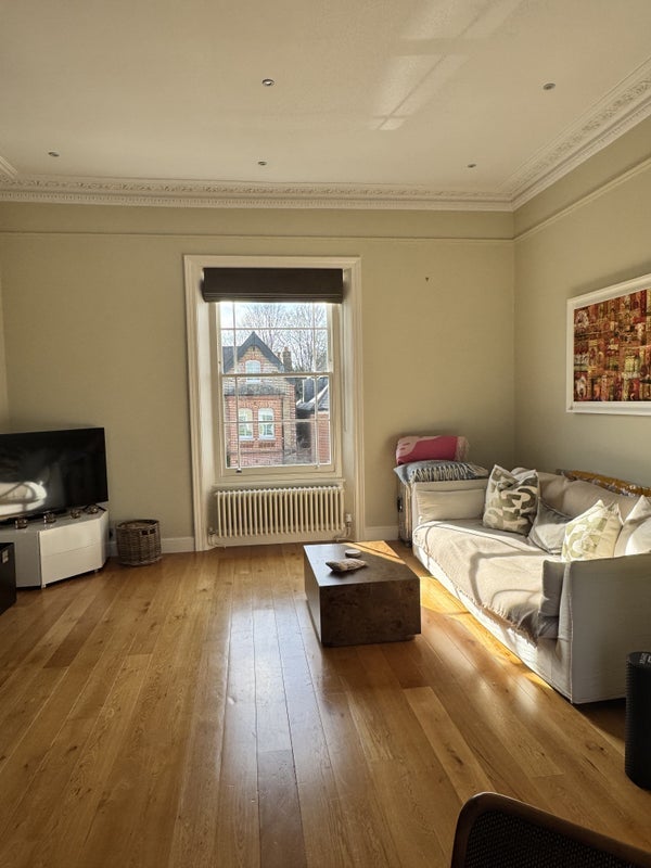Room North Side Wandsworth Common in Greater London