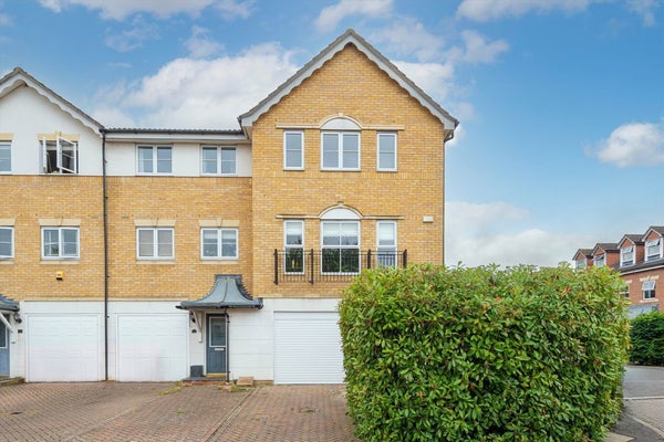 Flat Bowater Gardens in Sunbury-on-Thames