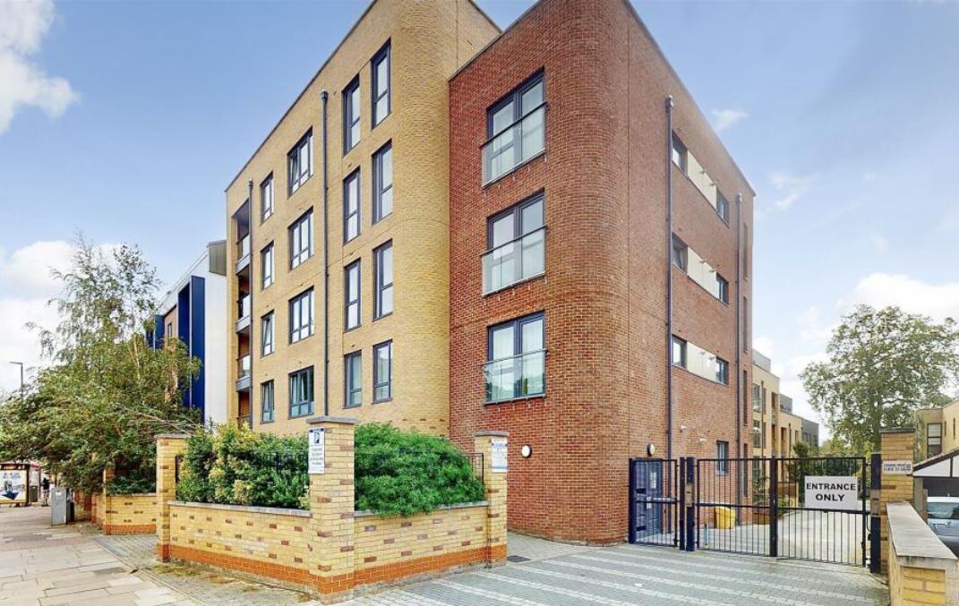 Flat London Road in Greater London