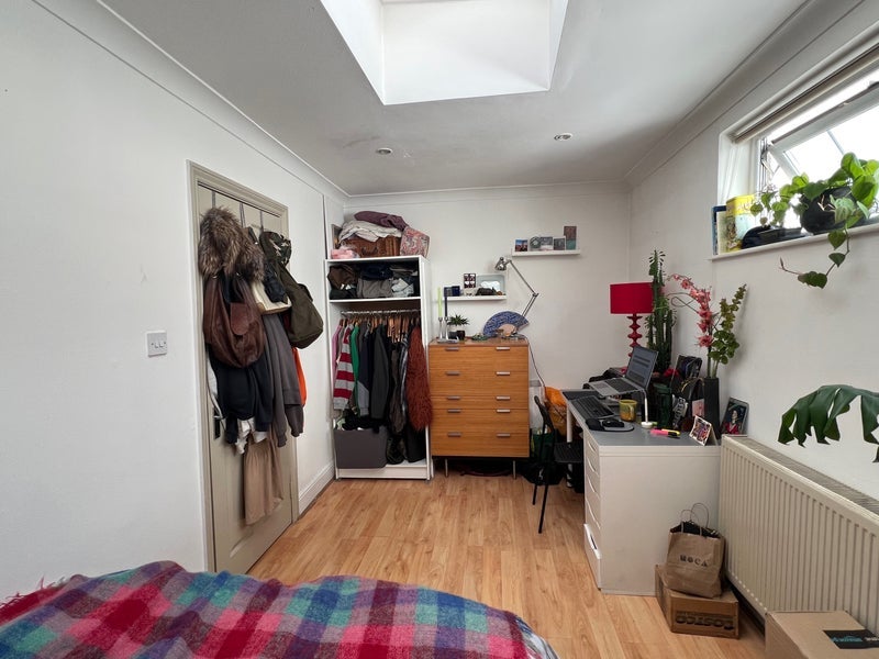Room Evering Road in Greater London