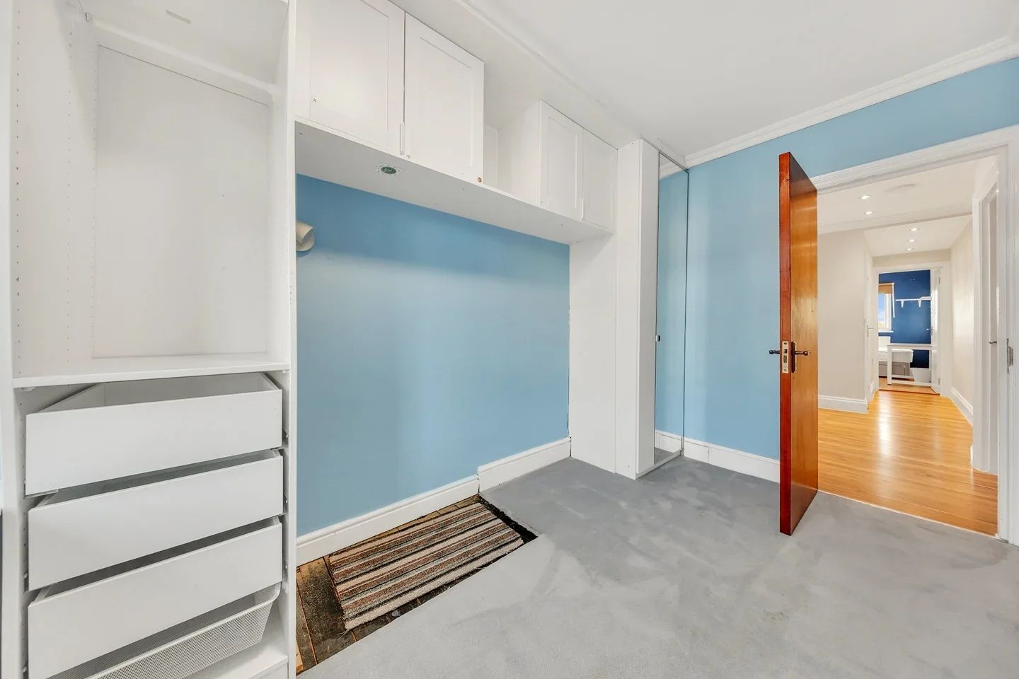 House Herent Drive in Greater London