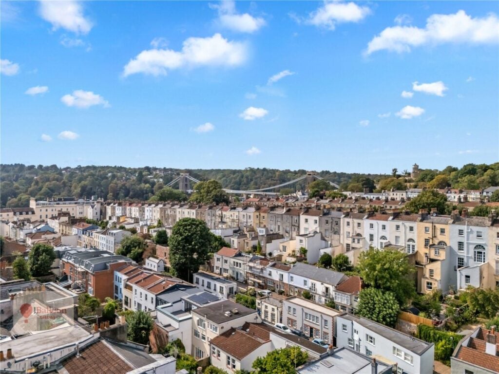 Flat Royal York Crescent in Bristol