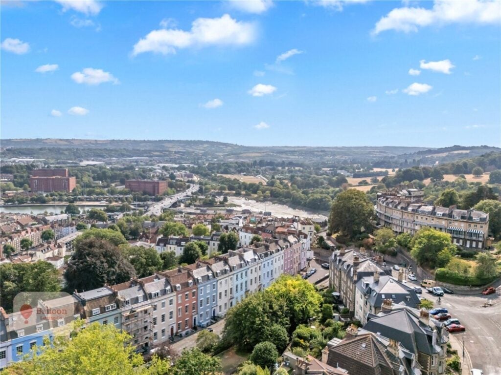 Flat Royal York Crescent in Bristol