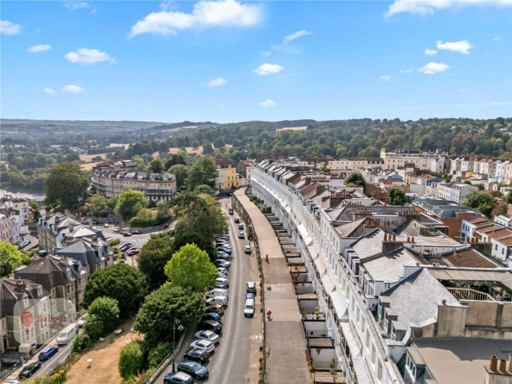 Flat Royal York Crescent in Bristol