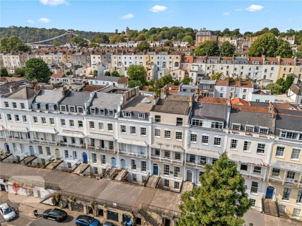 Flat Royal York Crescent in Bristol