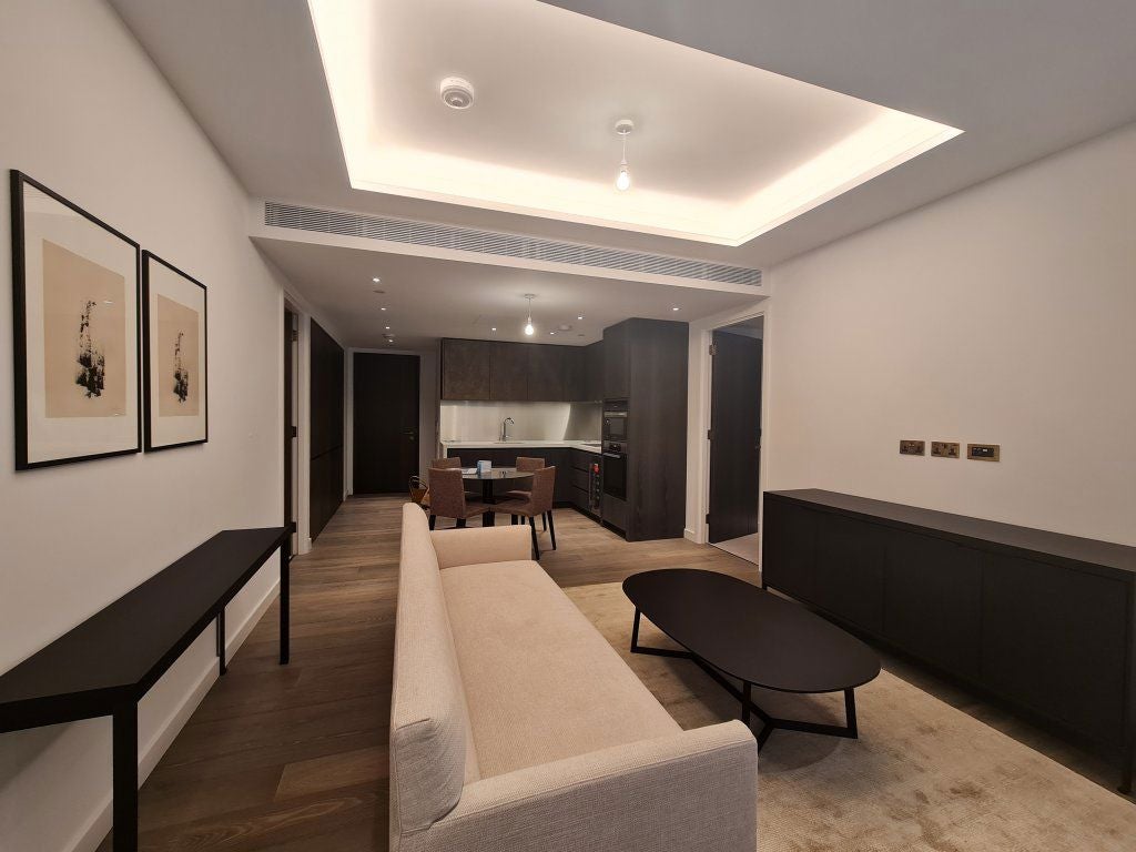 Flat Carnation Way in Greater London