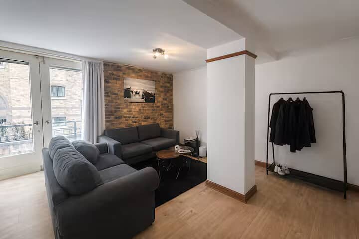 Flat Shad Thames in Greater London