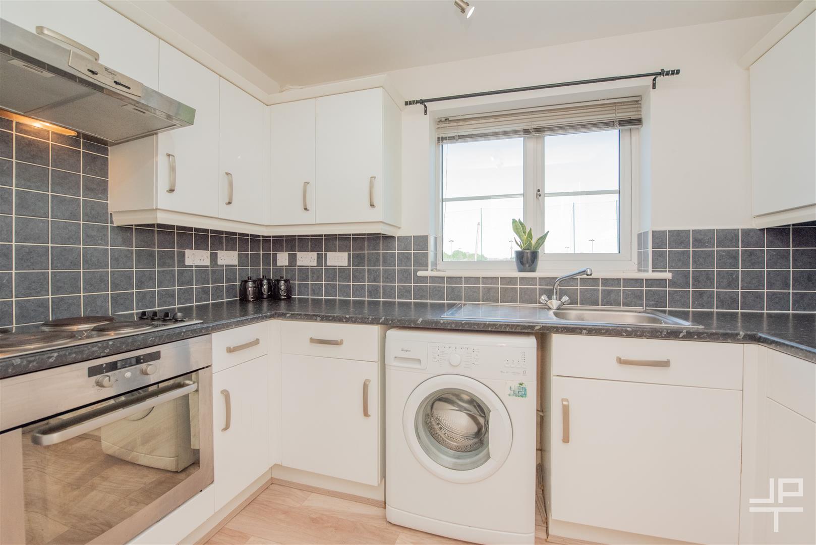 Flat Ledgard Avenue in Leigh