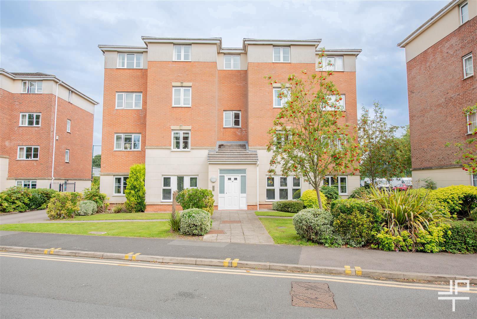 Flat Ledgard Avenue in Leigh