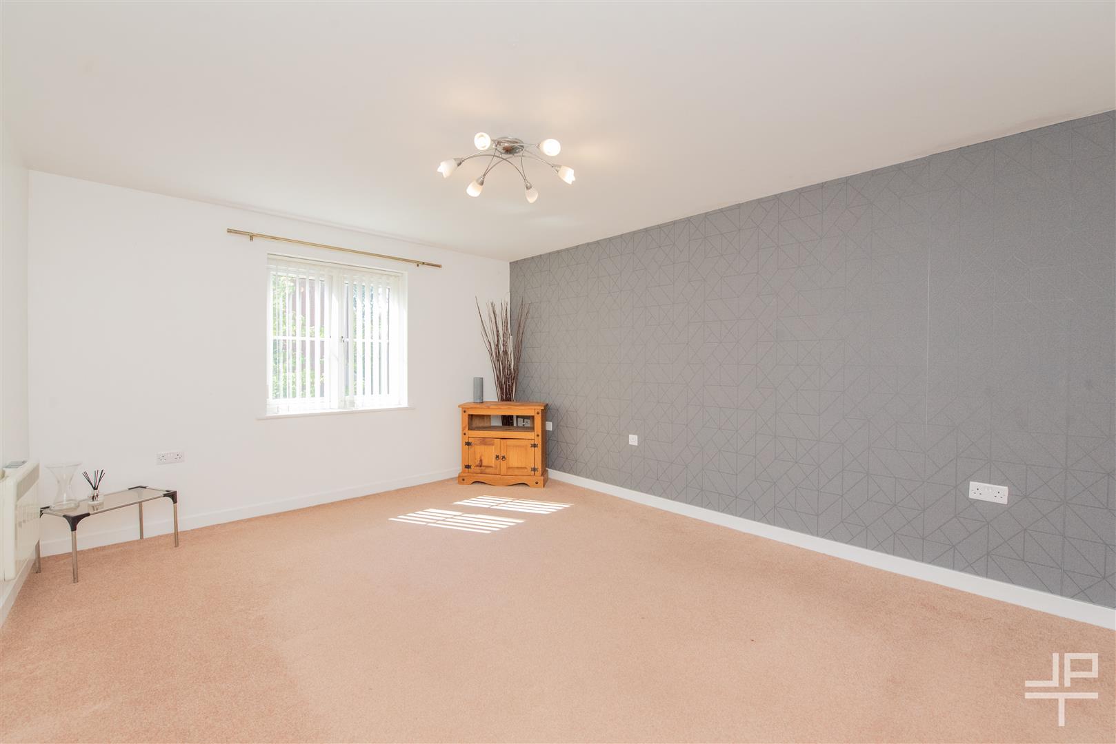 Flat Ledgard Avenue in Leigh