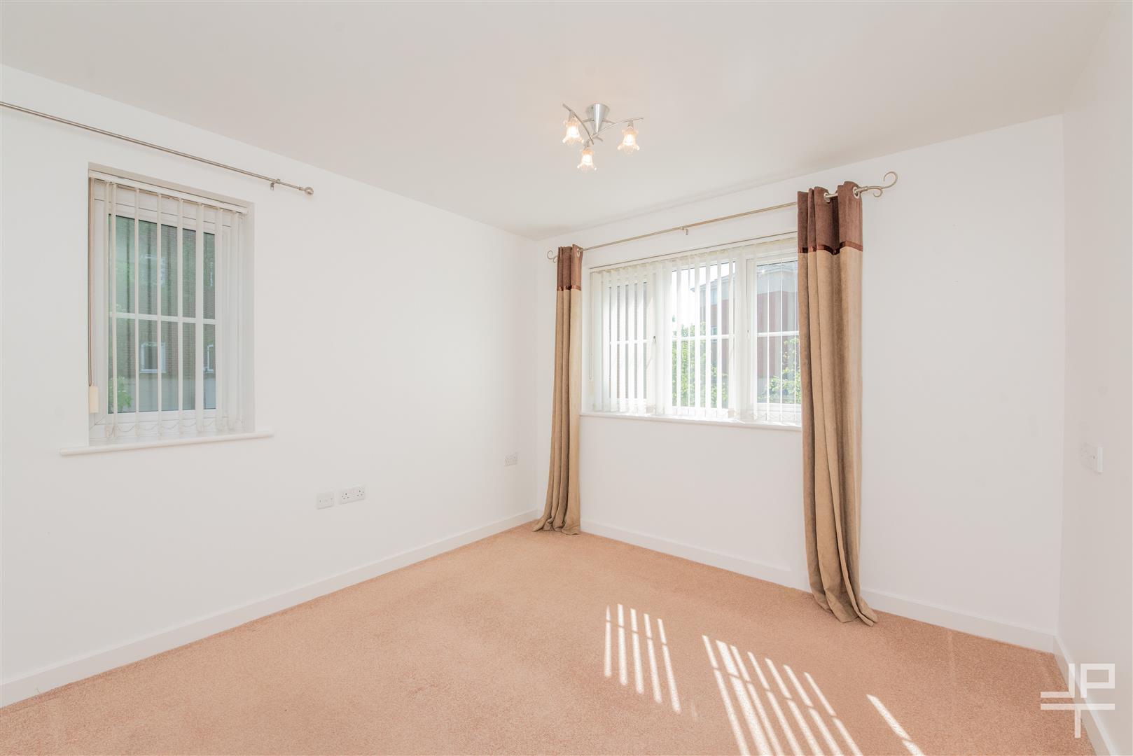 Flat Ledgard Avenue in Leigh