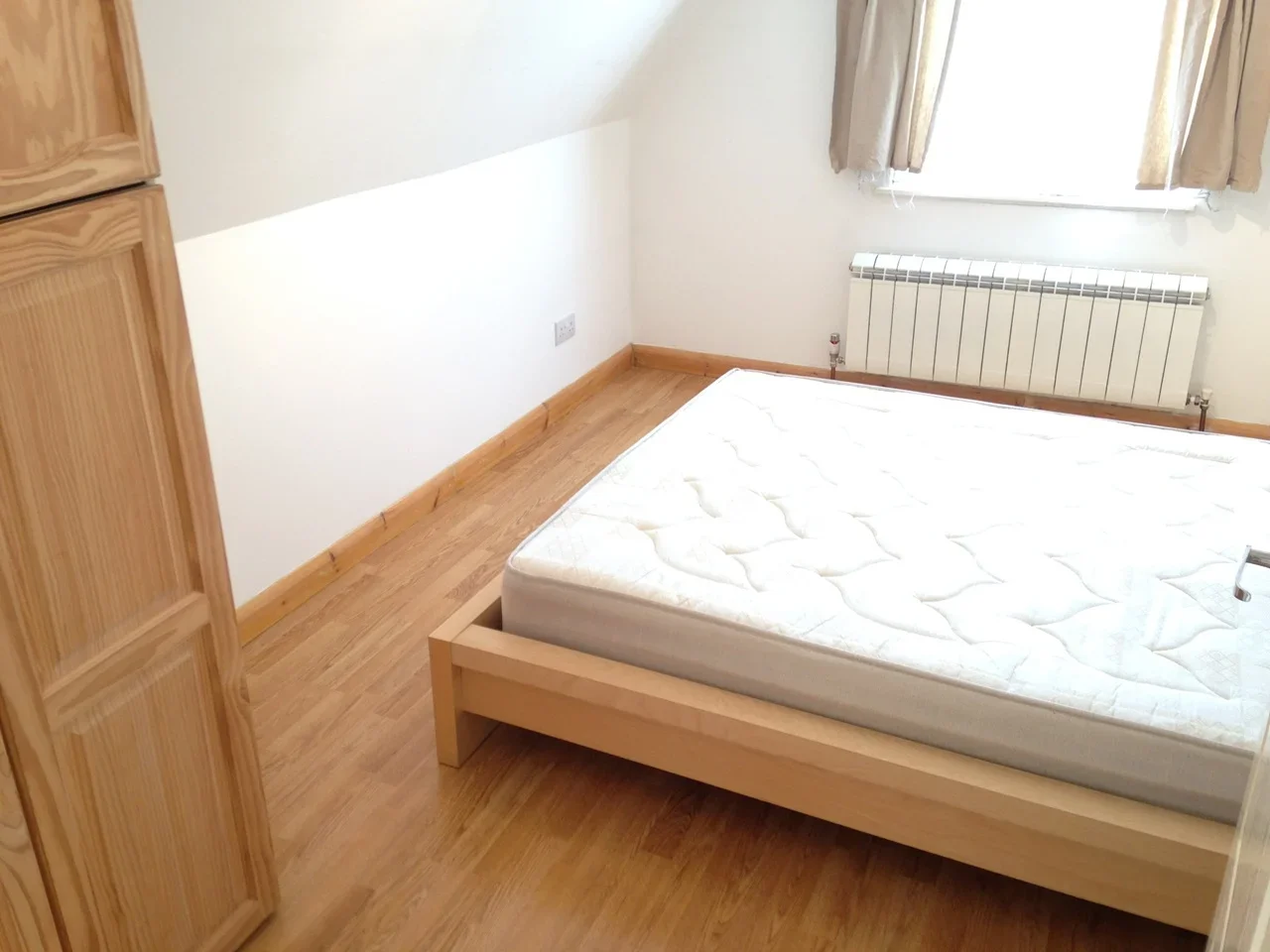 Flat Craven Avenue in Greater London