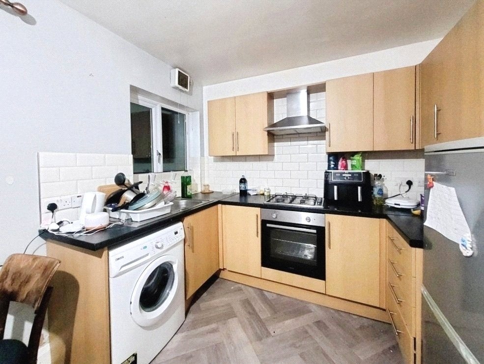 Room Kings Lane in Borough of Runnymede