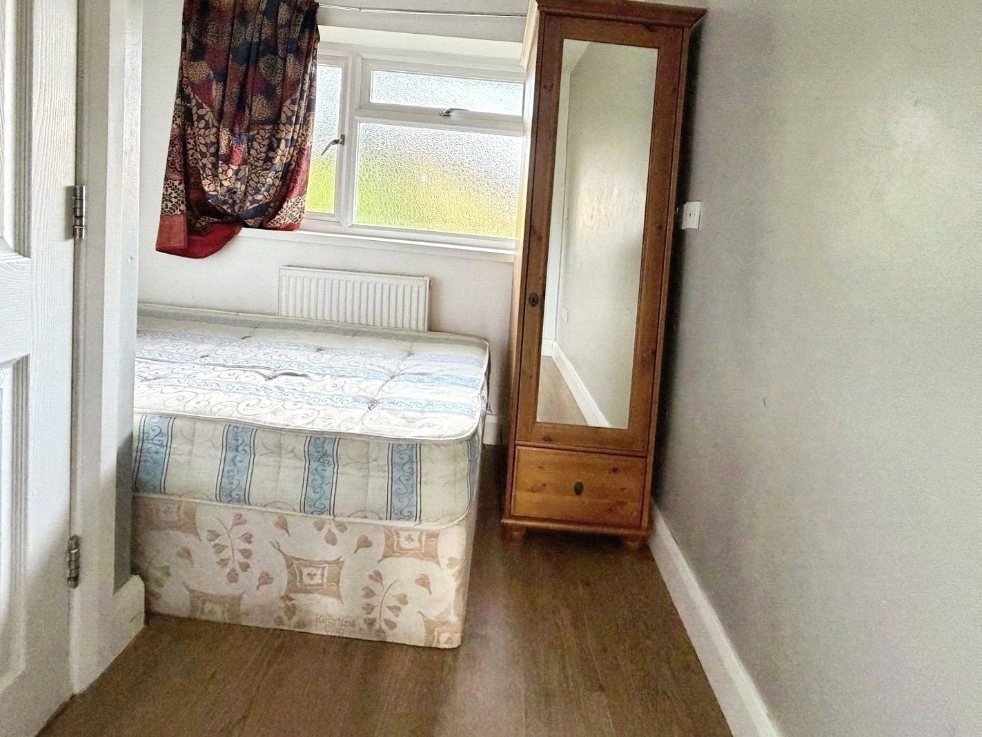 Room Kings Lane in Borough of Runnymede