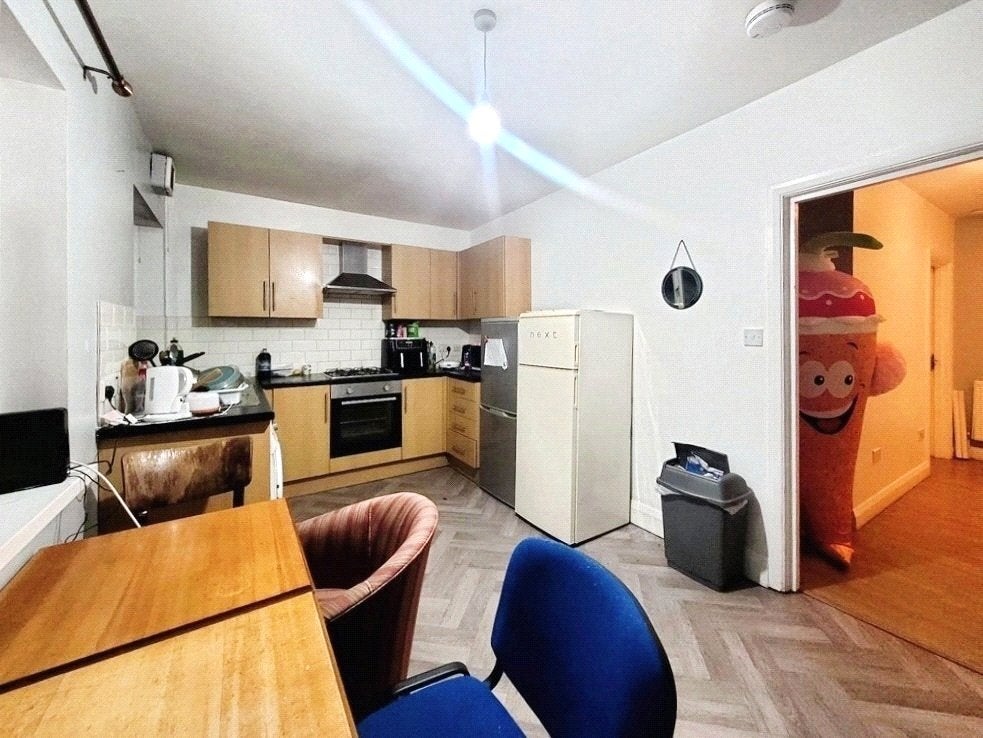 Room Kings Lane in Borough of Runnymede