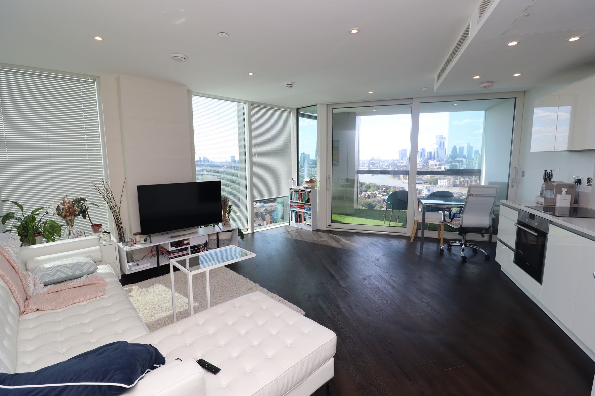 Flat Surrey Quays Road in Greater London