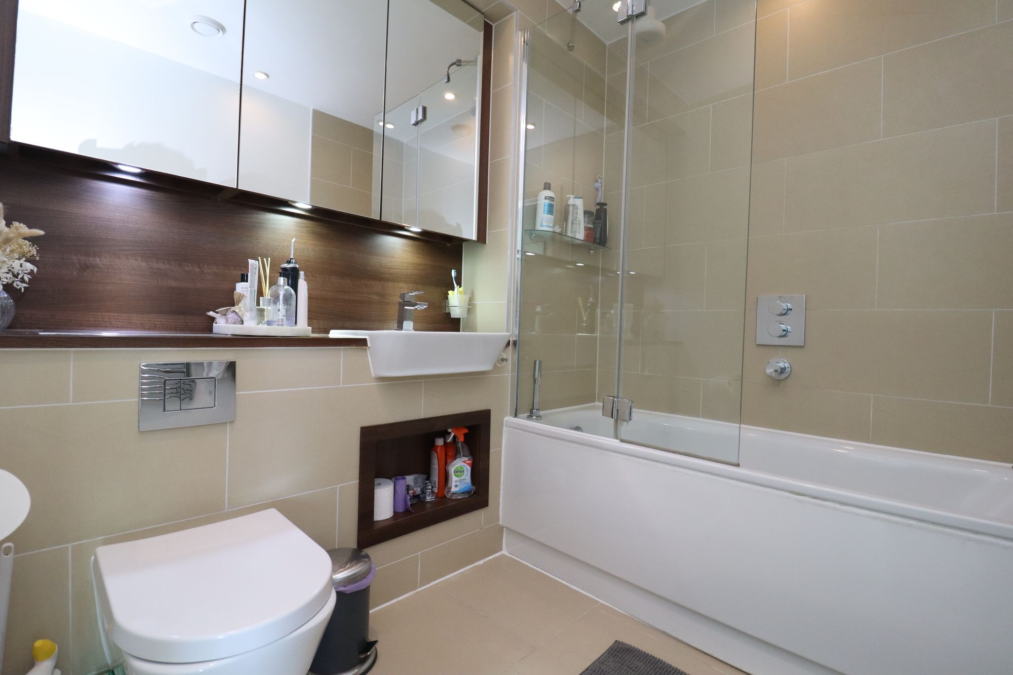 Flat Surrey Quays Road in Greater London