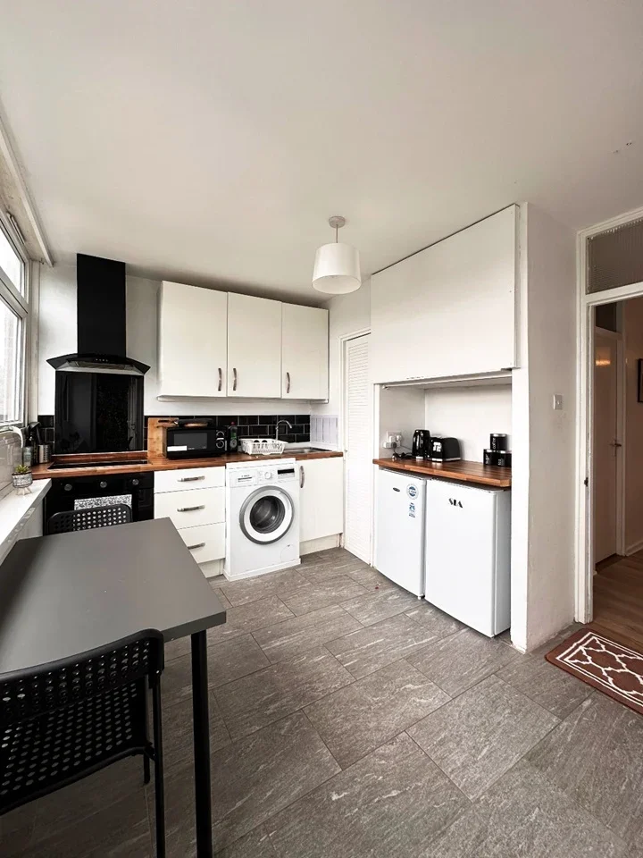 Room Grove Park Road in Greater London