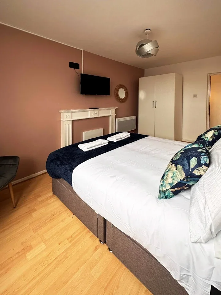 Room Grove Park Road in Greater London