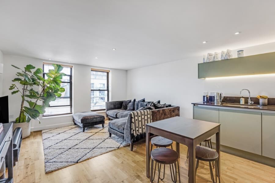 Flat Albert Street in Greater London