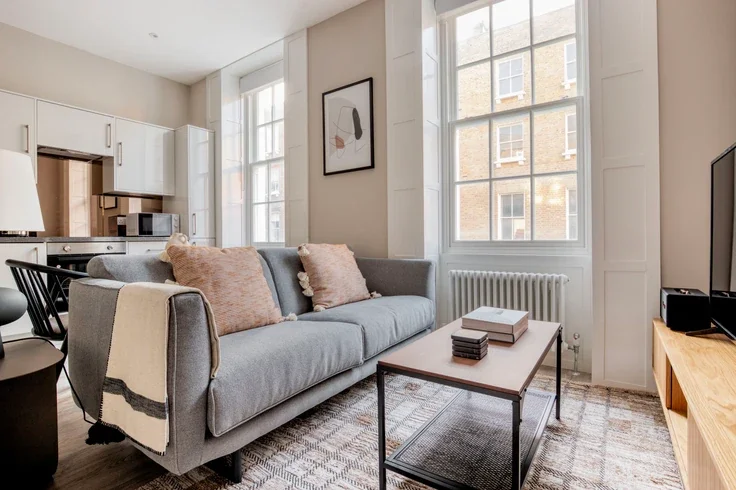 Flat Cleveland Street in Greater London