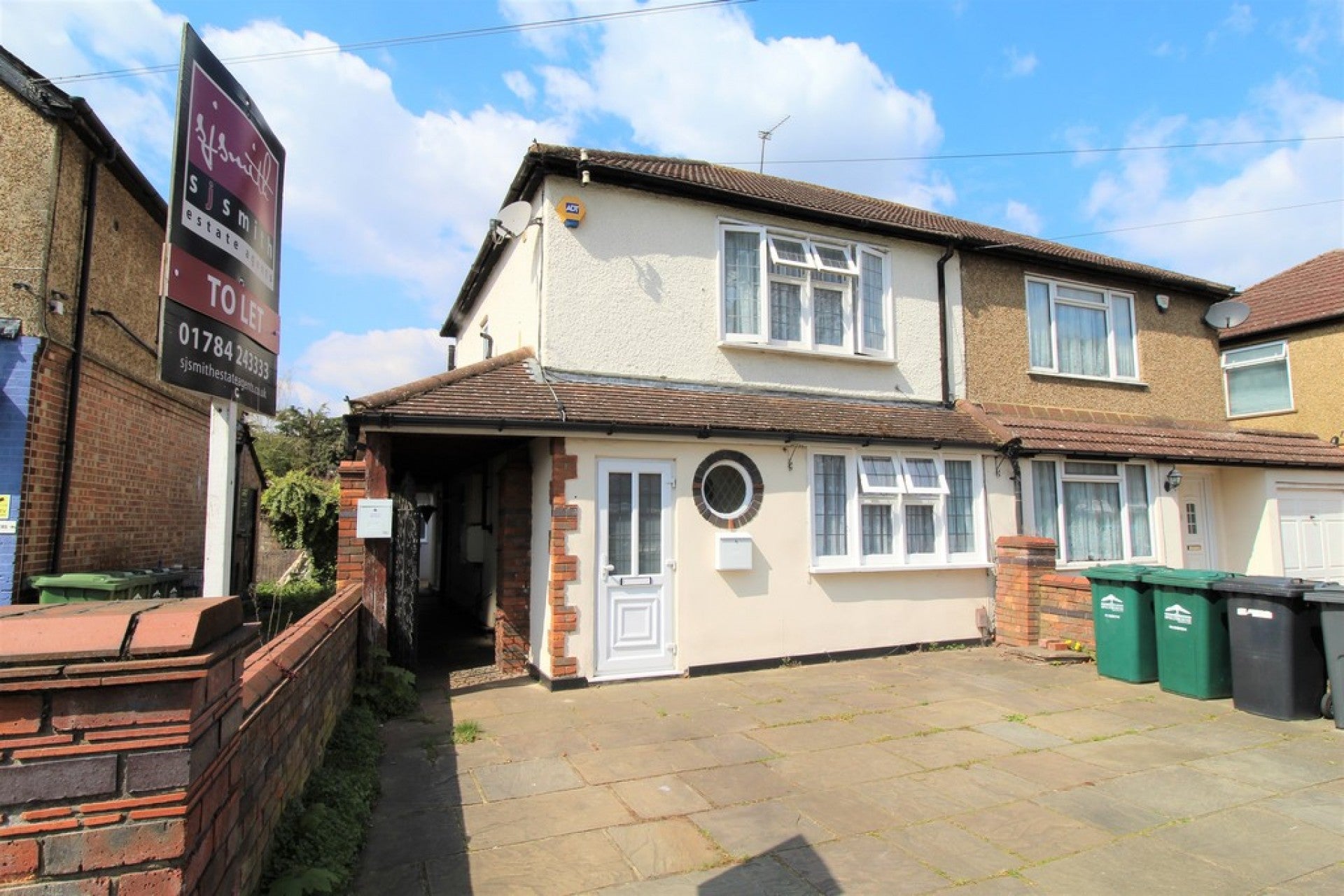 Flat Willowbrook Road in Borough of Spelthorne