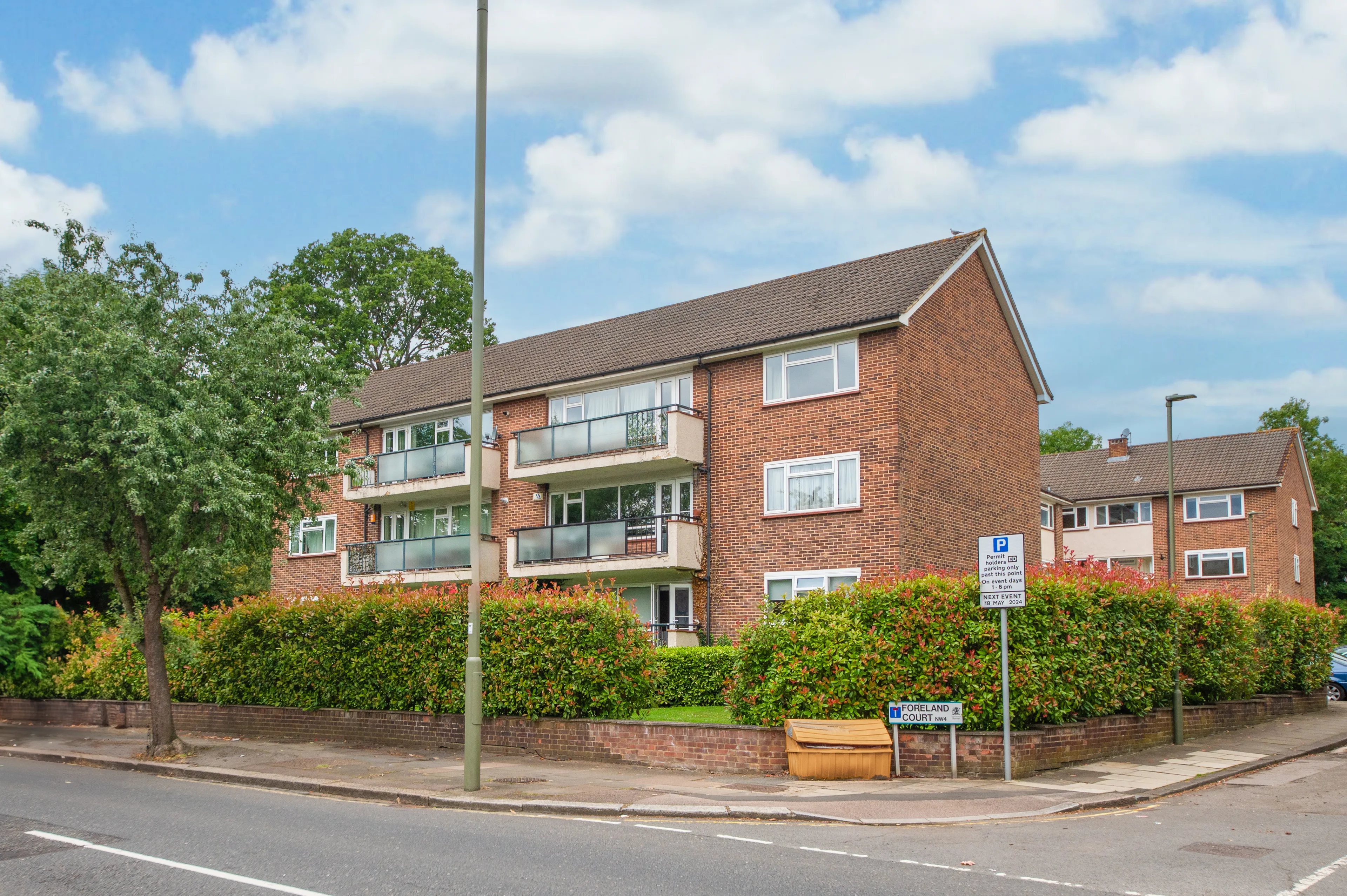 Flat Ashley Lane in Greater London