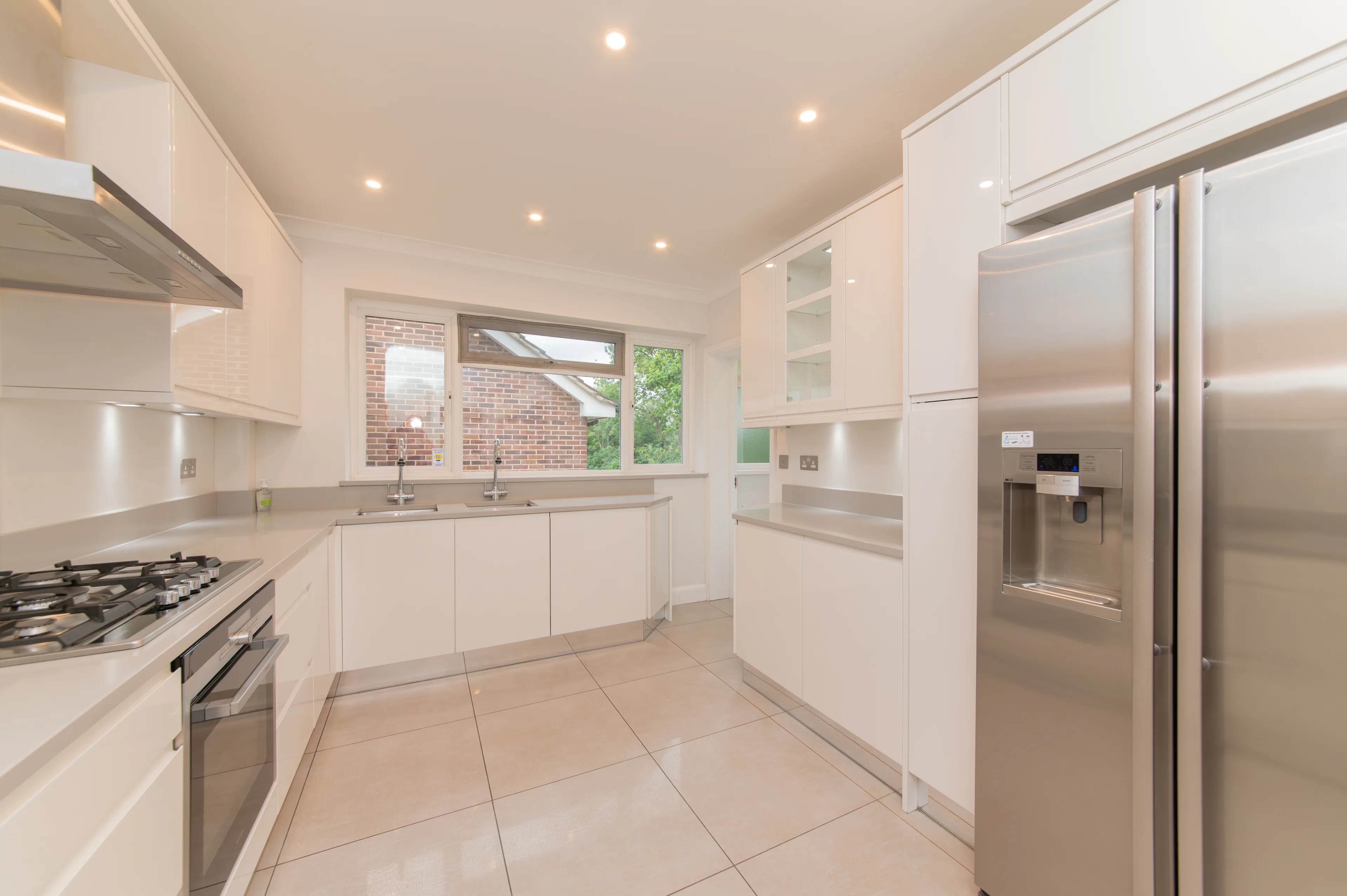 Flat Ashley Lane in Greater London