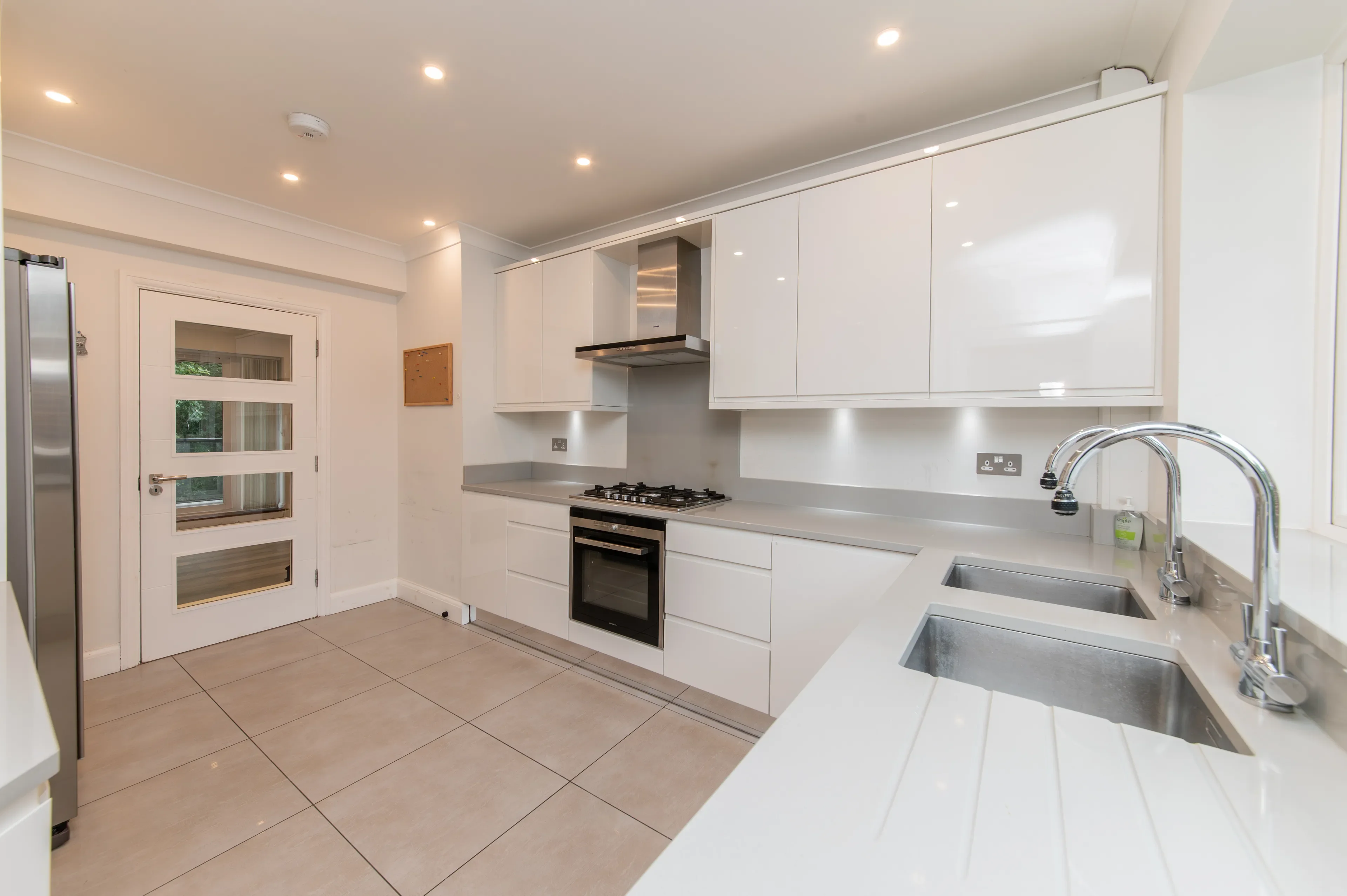 Flat Ashley Lane in Greater London