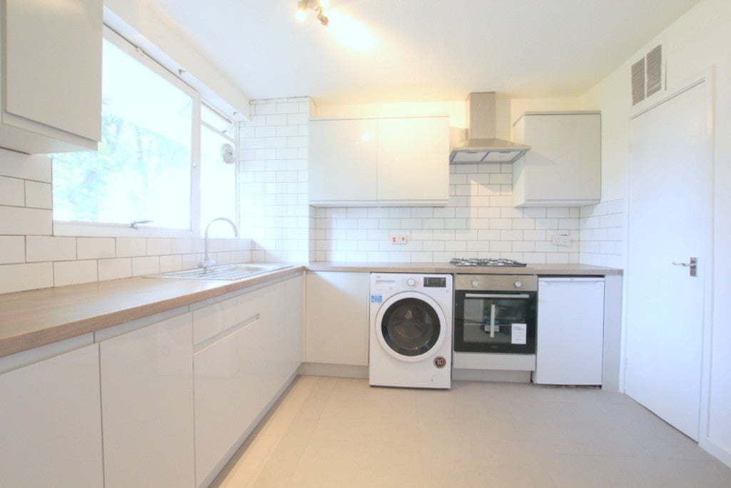 Flat Carlton Drive in Greater London