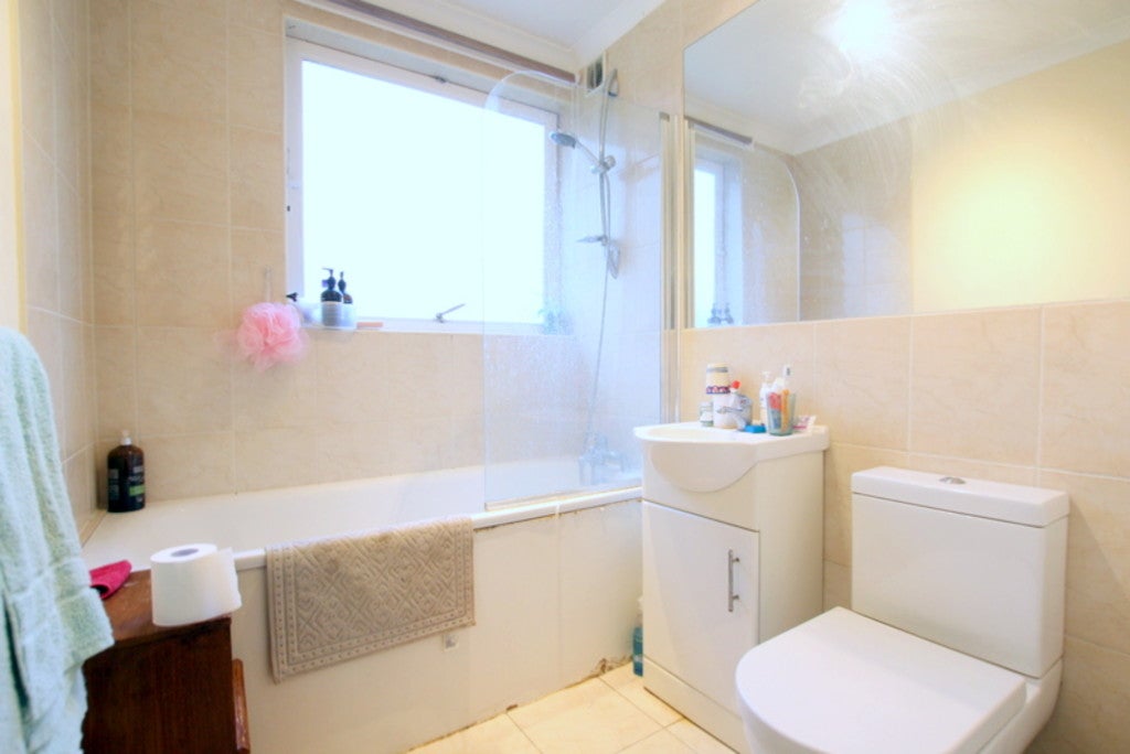 Flat Carlton Drive in Greater London