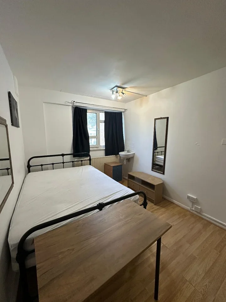 Room Studley Road in Greater London