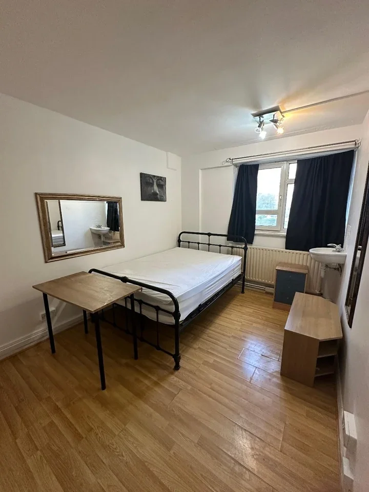 Room Studley Road in Greater London