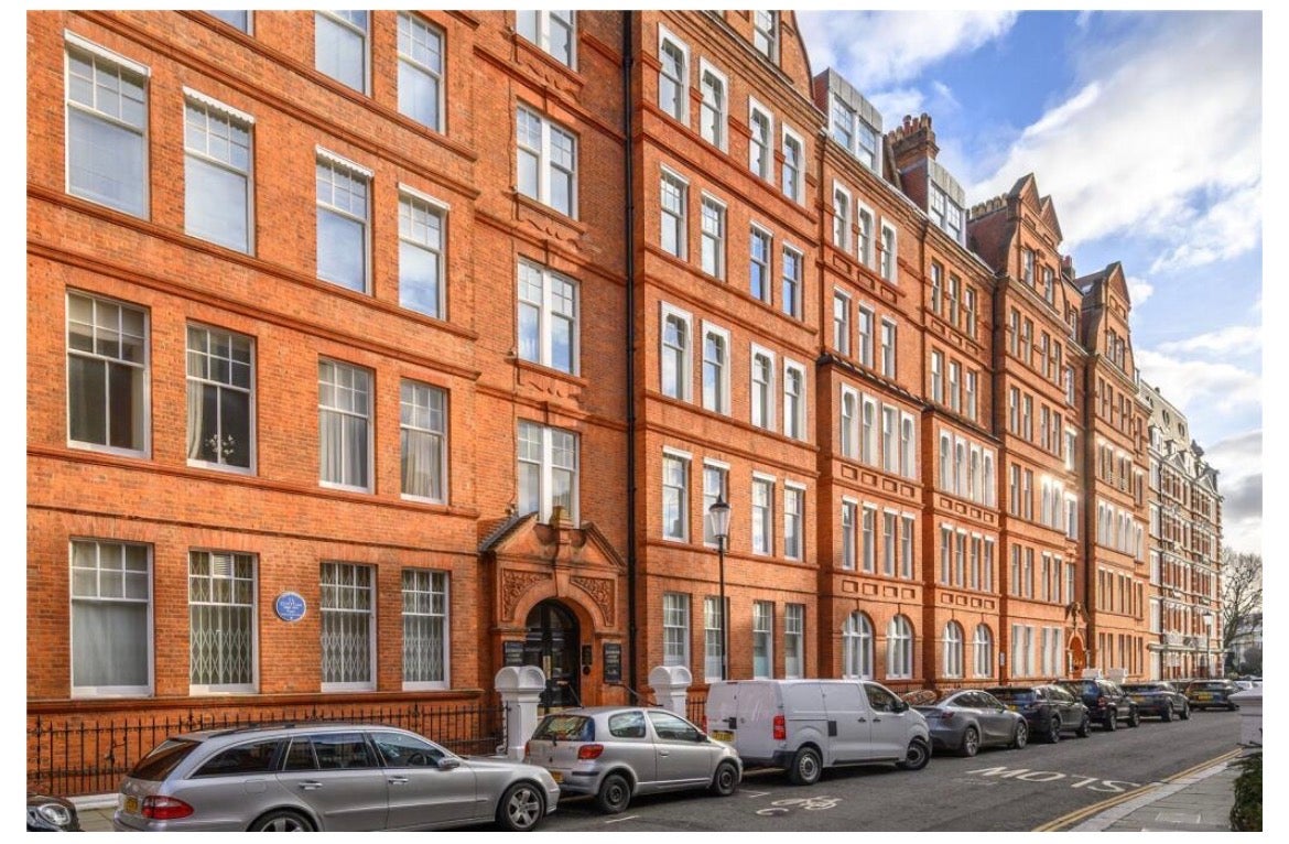 Flat Kensington Court Place in Greater London