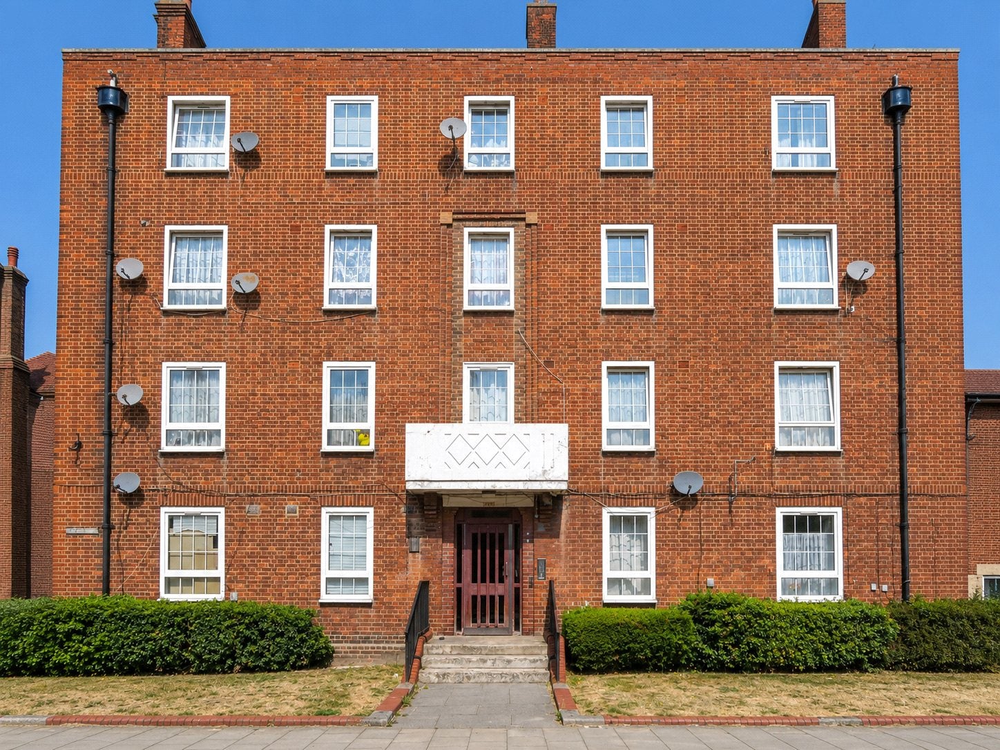 Flat Mountearl Gardens in Greater London