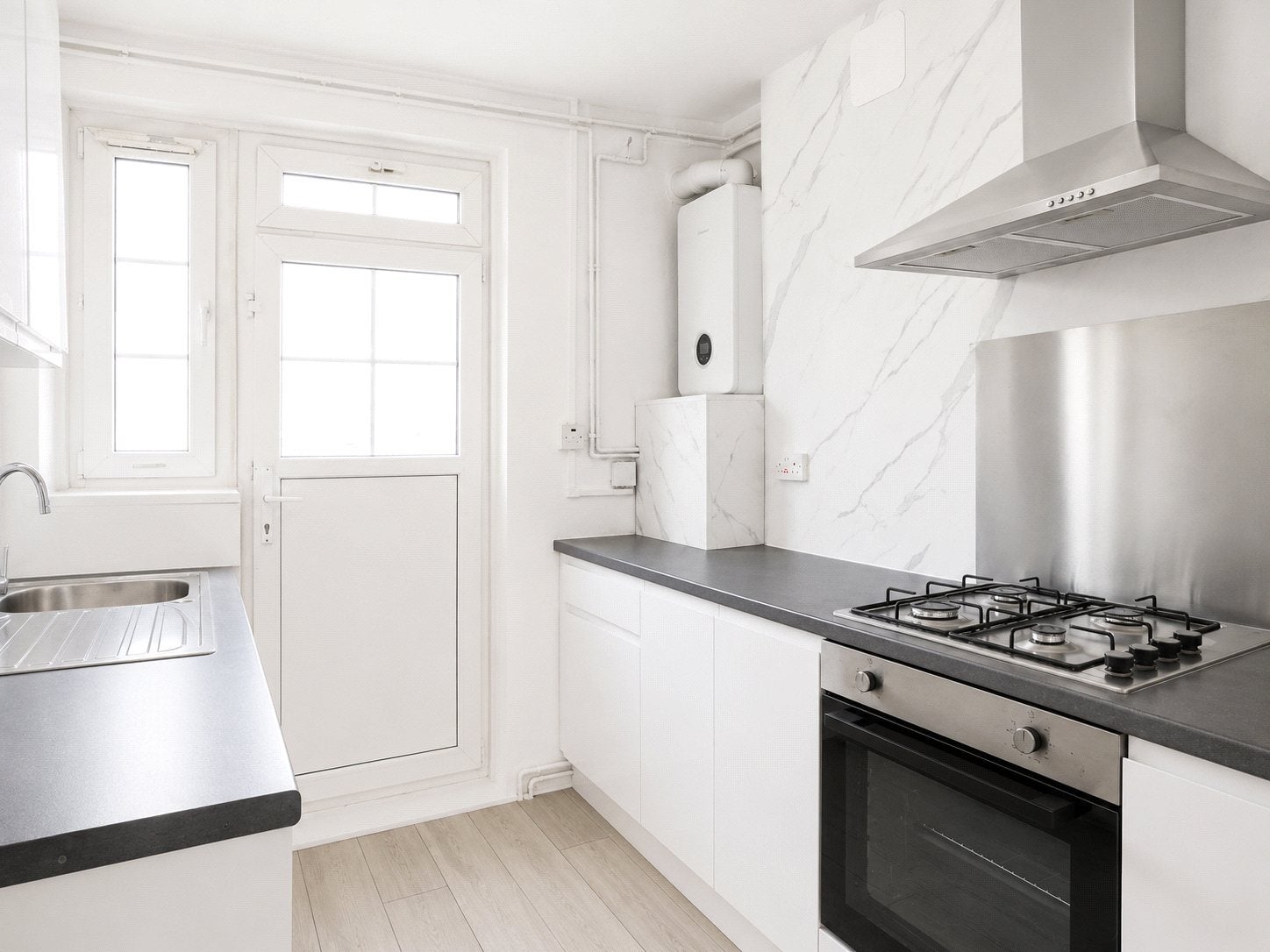 Flat Mountearl Gardens in Greater London