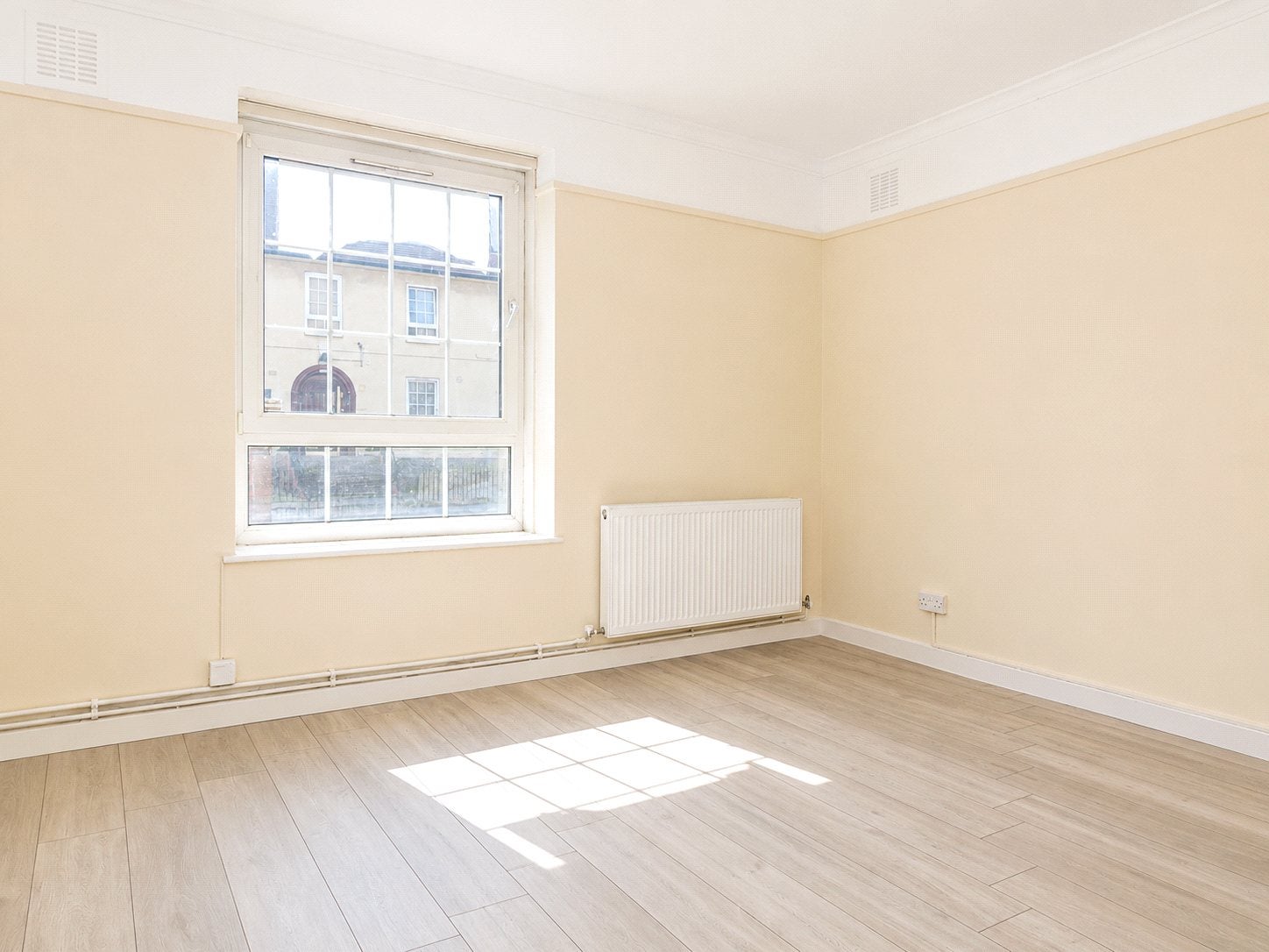 Flat Mountearl Gardens in Greater London