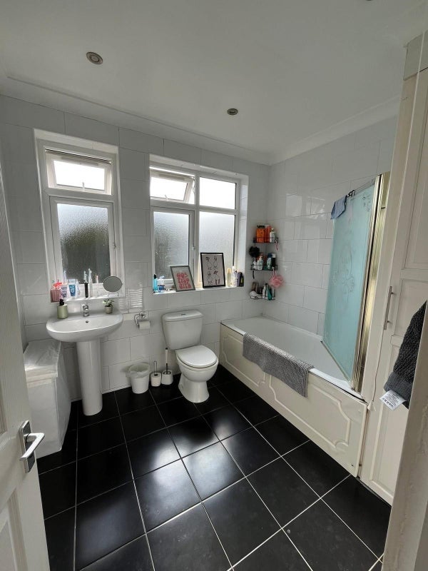 Room Parkthorne Road in Greater London