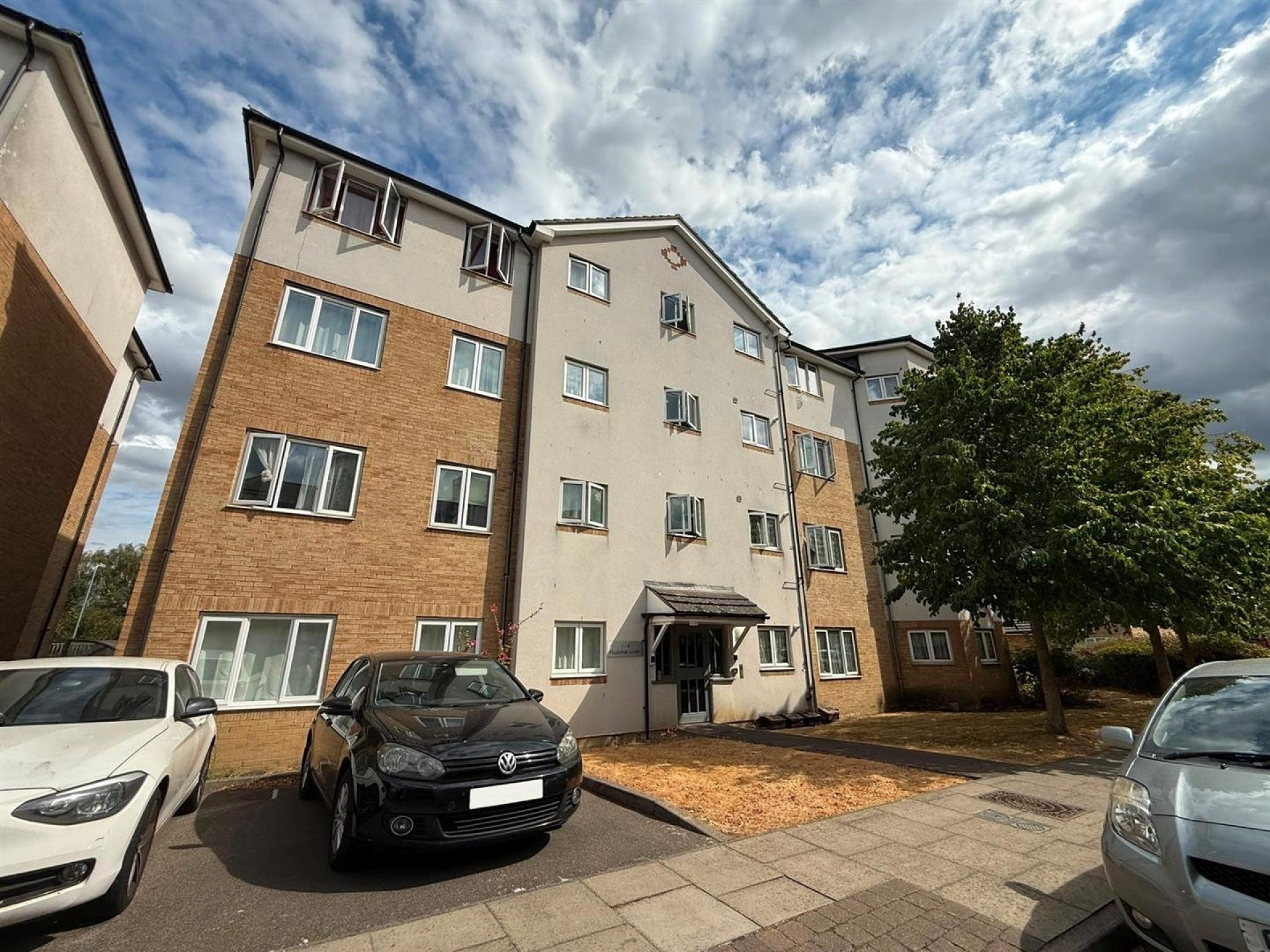 Flat Enstone Road in Greater London