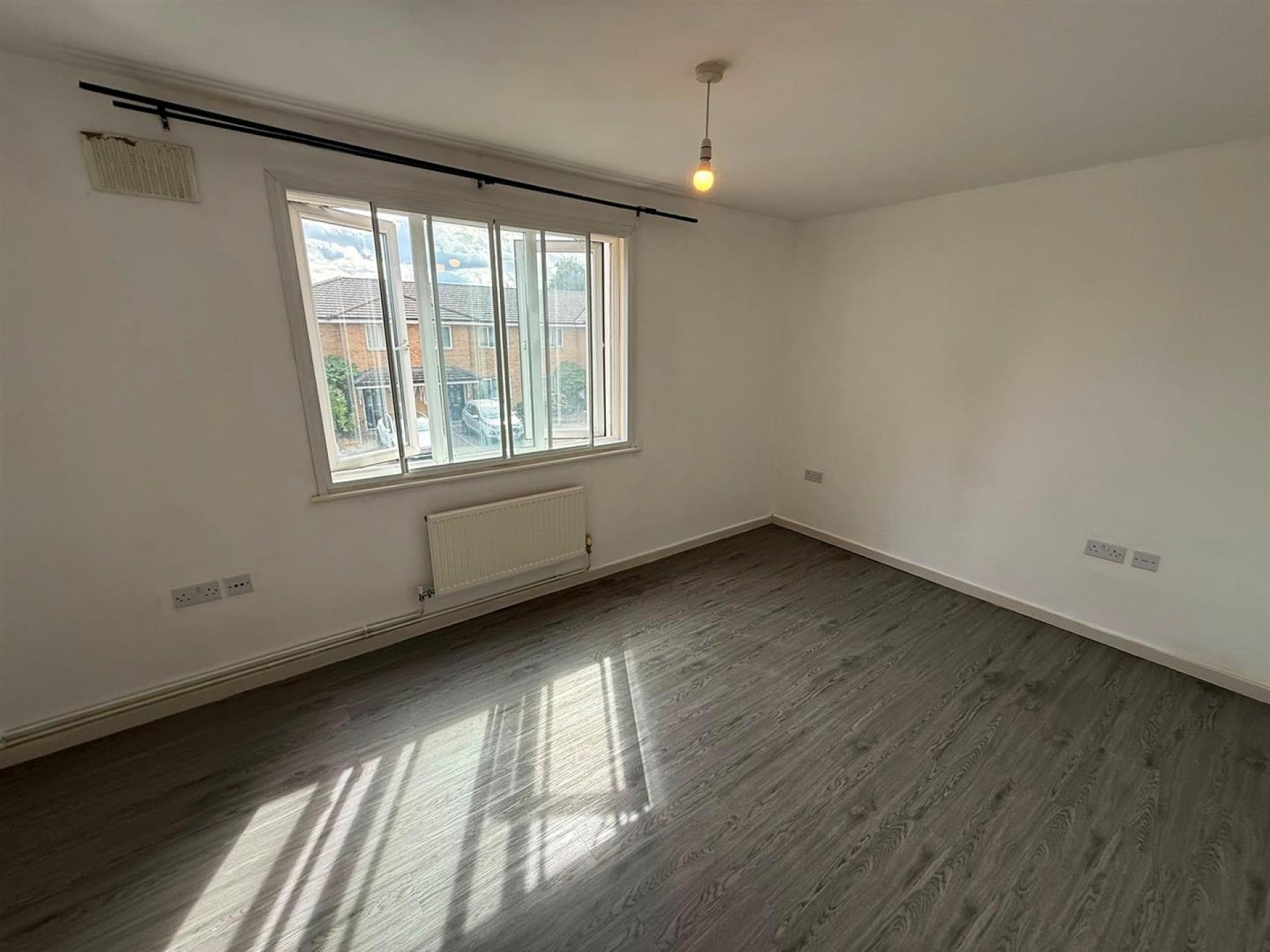 Flat Enstone Road in Greater London