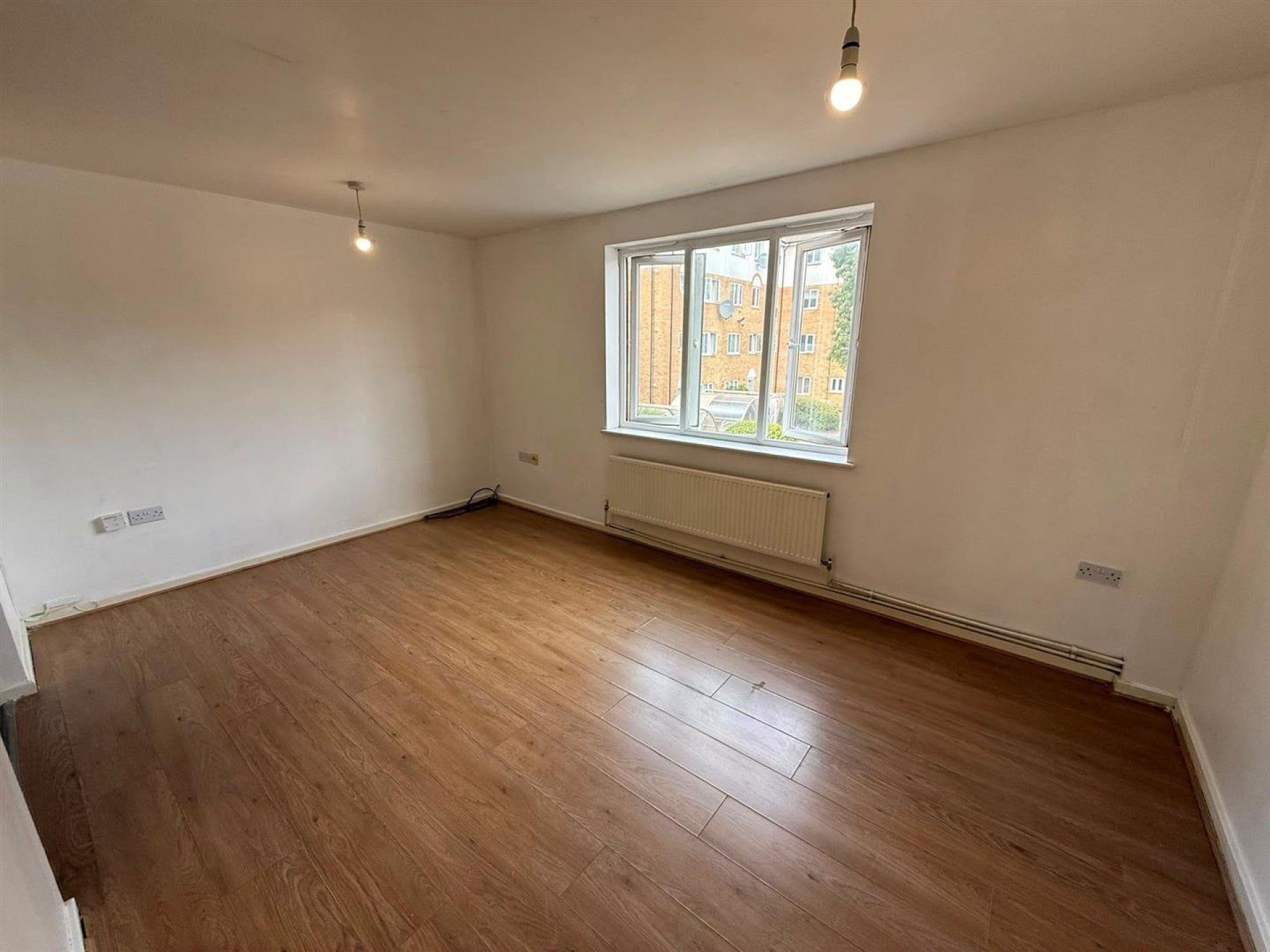 Flat Enstone Road in Greater London