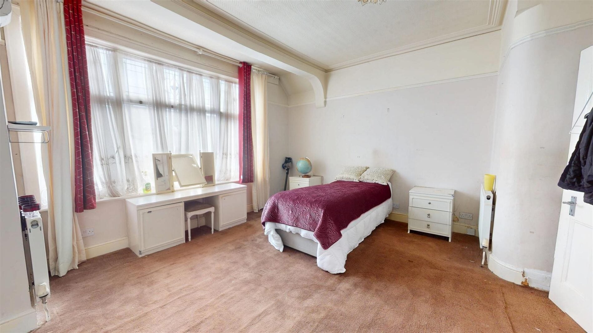 Flat Strathyre Avenue in Greater London