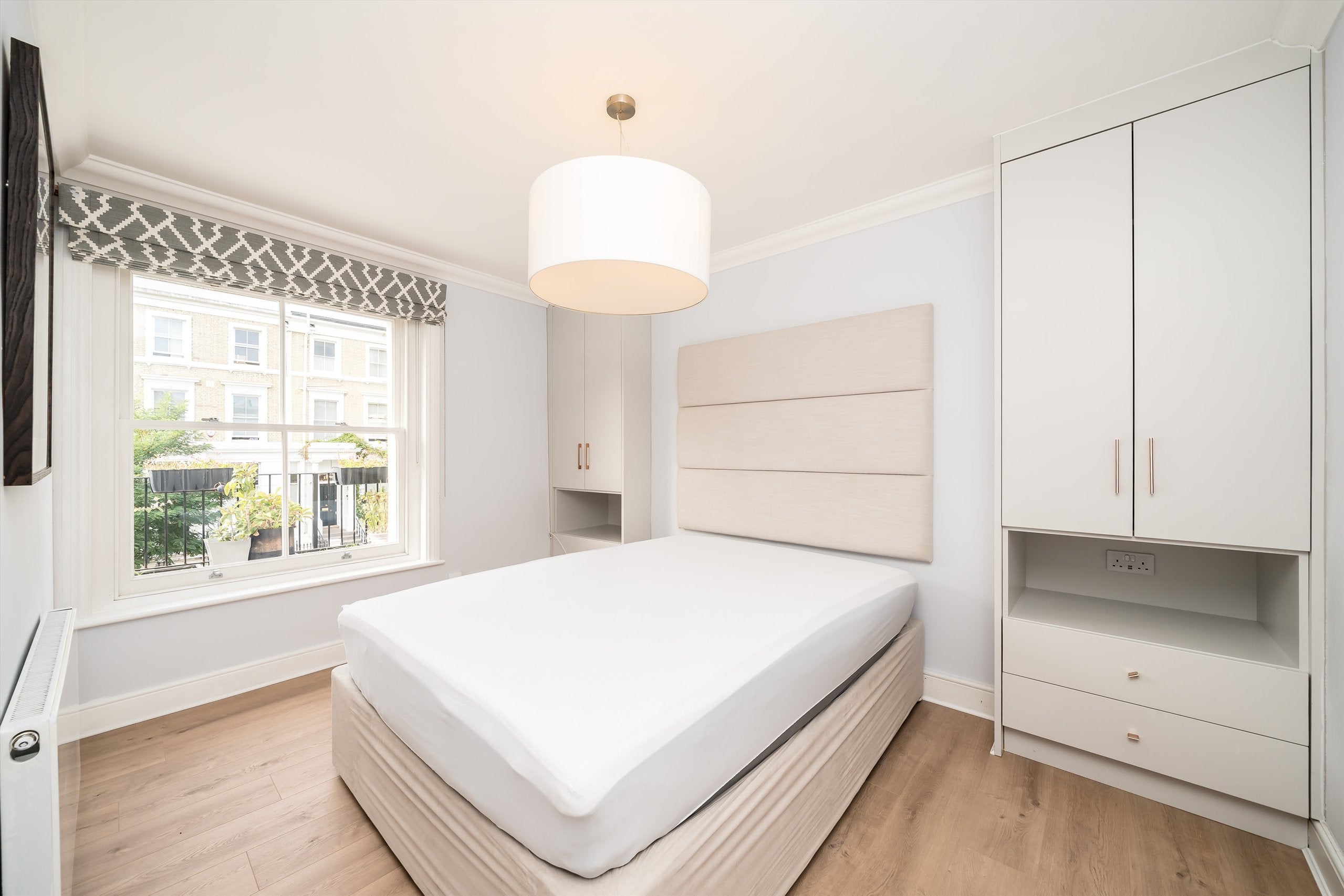 Flat Ladbroke Road in Greater London