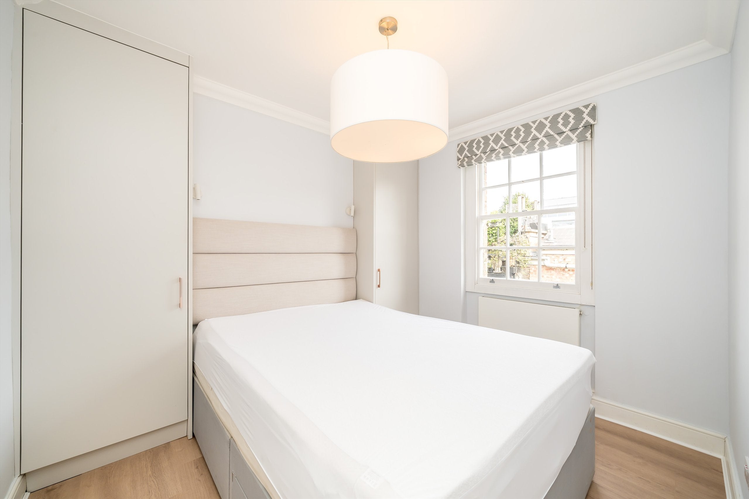 Flat Ladbroke Road in Greater London