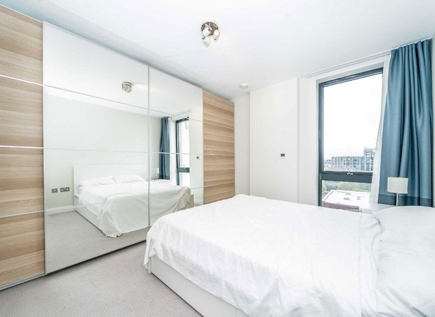 Flat Chiswick High Road in Greater London
