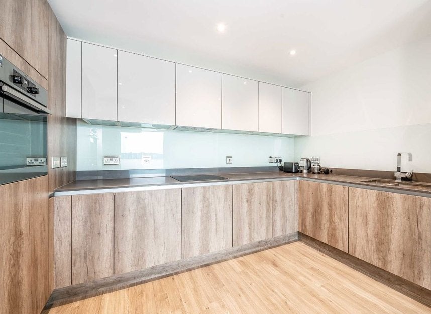 Flat Chiswick High Road in Greater London