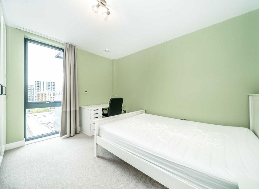 Flat Chiswick High Road in Greater London