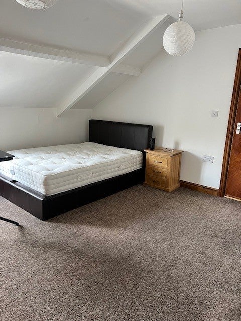 Room Richmond Road in Cardiff