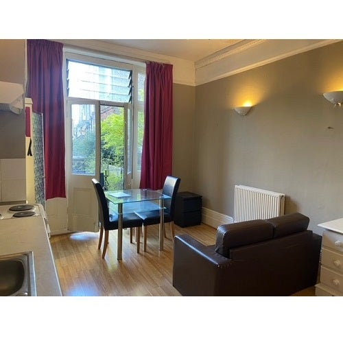 Flat Glazbury Road in Greater London